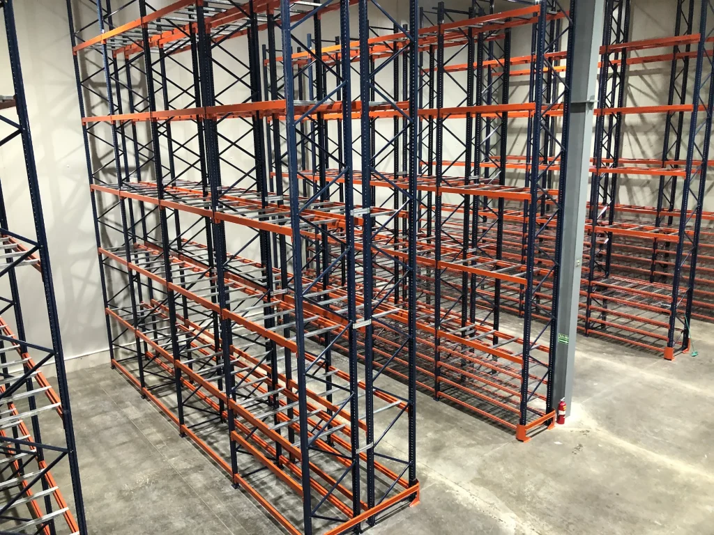 Estanterías de almacenamiento selectivo para FedEx en Colombia, diseñadas e implementadas por Dinova. Soluciones logísticas y de infraestructura industrial.