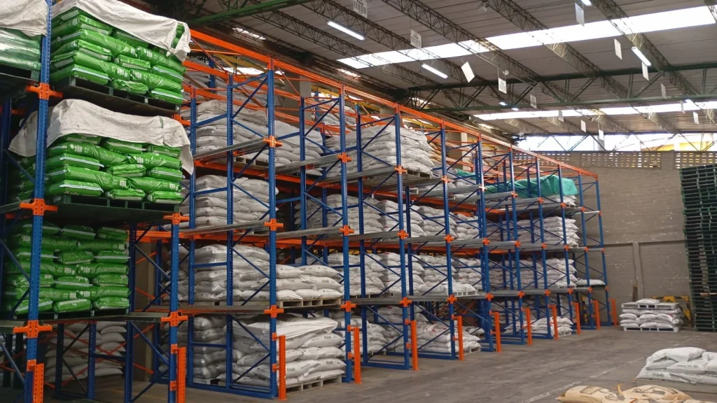 Sistema de almacenamiento en Planta Solla con estanterías metálicas de Dinova para optimizar el espacio y la logística