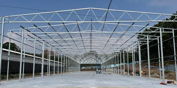 Estructura metálica en construcción para nave industrial, diseño y fabricación Dinova Colombia