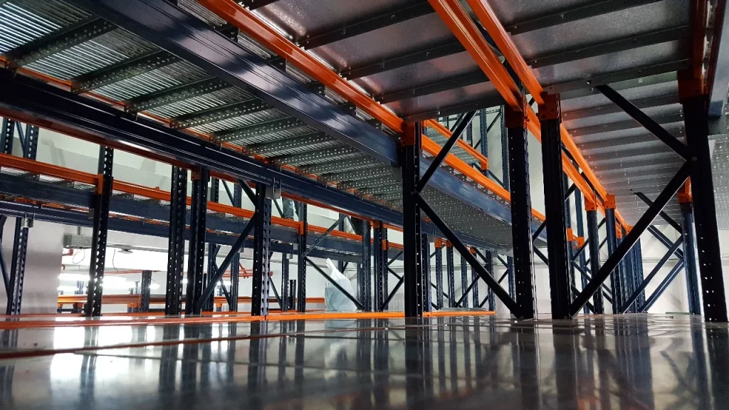 Almacenamiento industrial en el proyecto Autostar de MercedesBenz, implementado por Dinova. Estanterías metálicas de alta resistencia para optimizar el espacio y la logística.