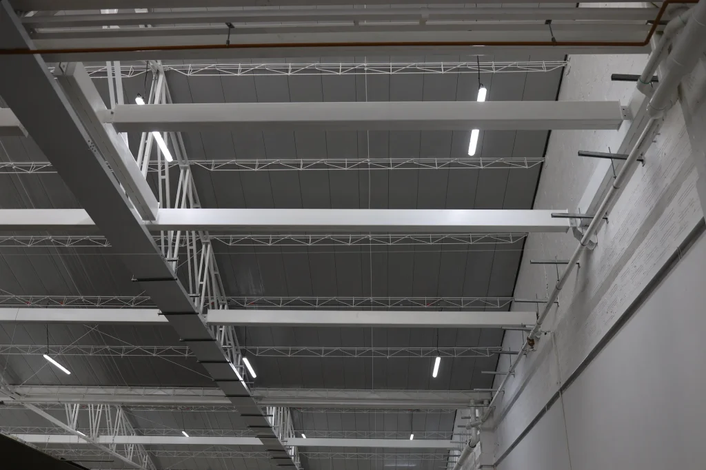 Panelería metálica industrial en un almacén, Dinova Colombia. Aislamiento térmico y eficiencia energética para cubiertas y fachadas.